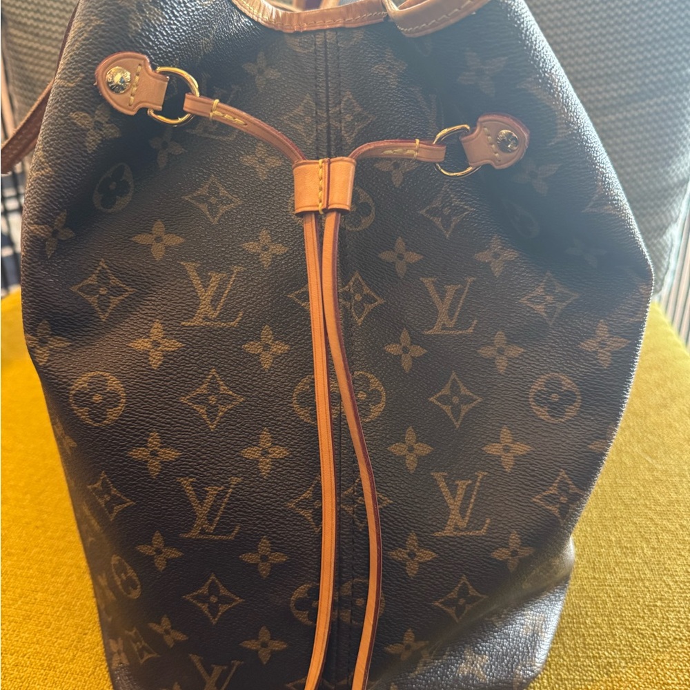 Louis Vuitton Monogram Neverfull GM Tote Bag - Picture 3 of 16